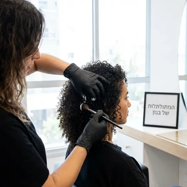 עיצוב שיער למתולתלות מקצועי במתולתלות של בנון
